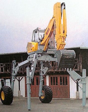 Menzi Muck A91 s predĺženými nohami pre lepšiu dostupnosť v riečnych korytách